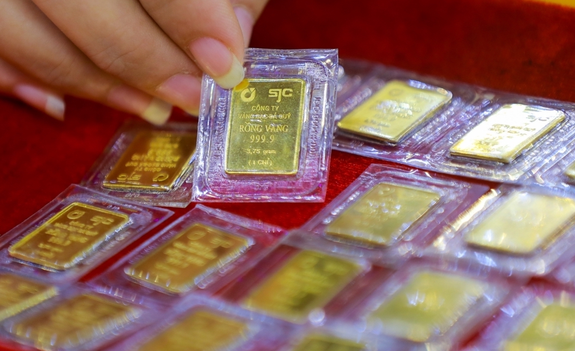 Hiện tại, giá trần mua vào của vàng SJC là 56,85 triệu đồng/lượng và giá trần bán ra là 57,42 triệu đồng/lượng.