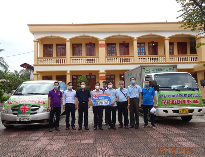 Ban Caritas trao quà tại huyện Vĩnh Bảo (ảnh Tư liệu).