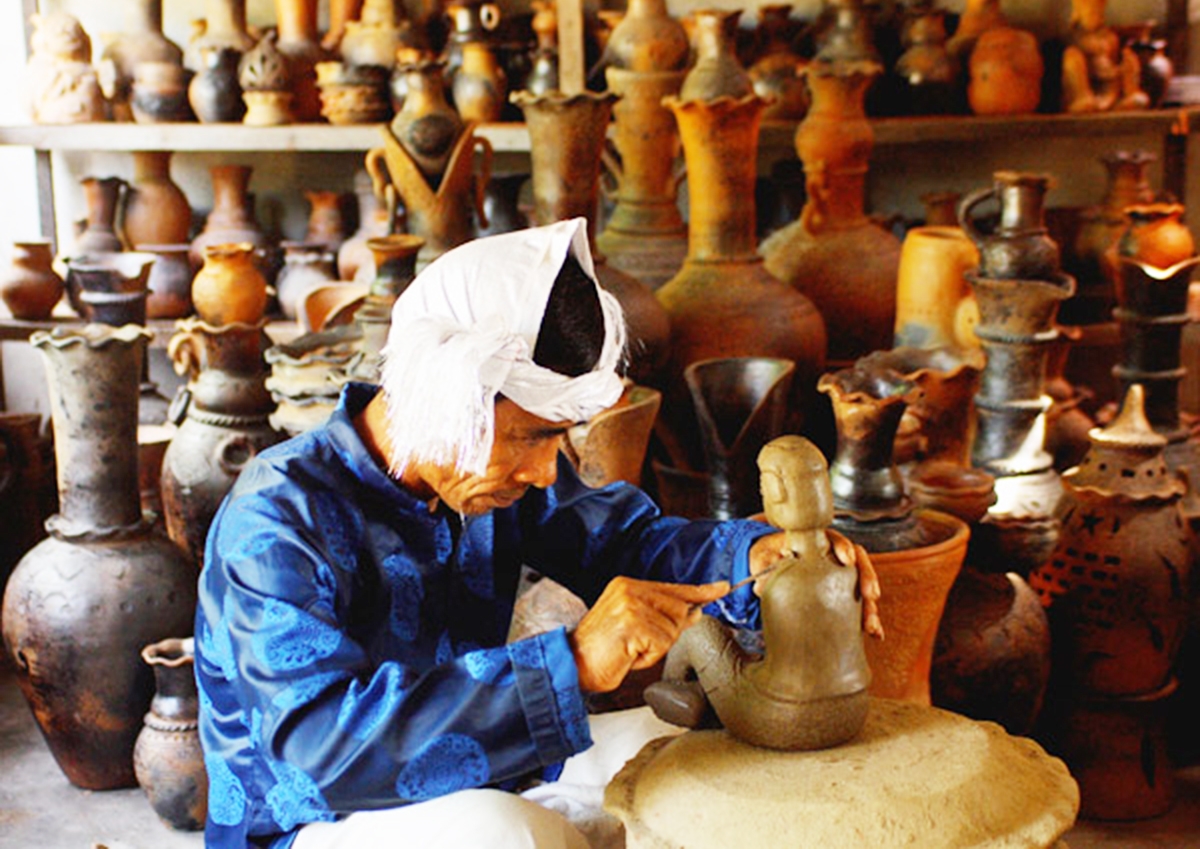 Làng nghề gốm Chăm Bàu Trúc đang hoạt động tốt nhờ kết hợp nghề truyền thống với hoạt động du lịch.