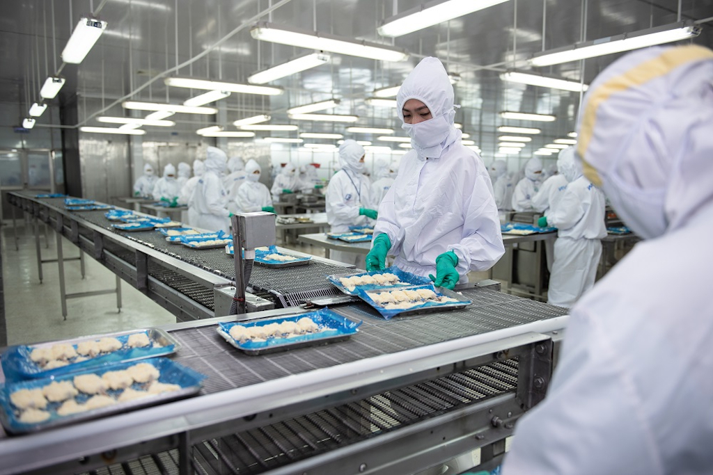 Các DN chế biến thuỷ sản đang gặp ách tắc nhiều lô nguyên liệu nhập khẩu ở cảng giữa lúc thiếu nguyên liệu cho sản xuất.