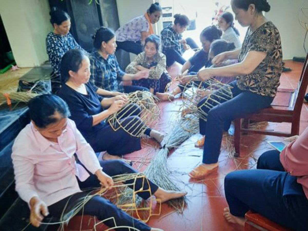 Lớp dạy nghề đan đát cho lao động nữ xã Hoằng Xuân đang tạo hiệu ứng tích cực (Ảnh TL).