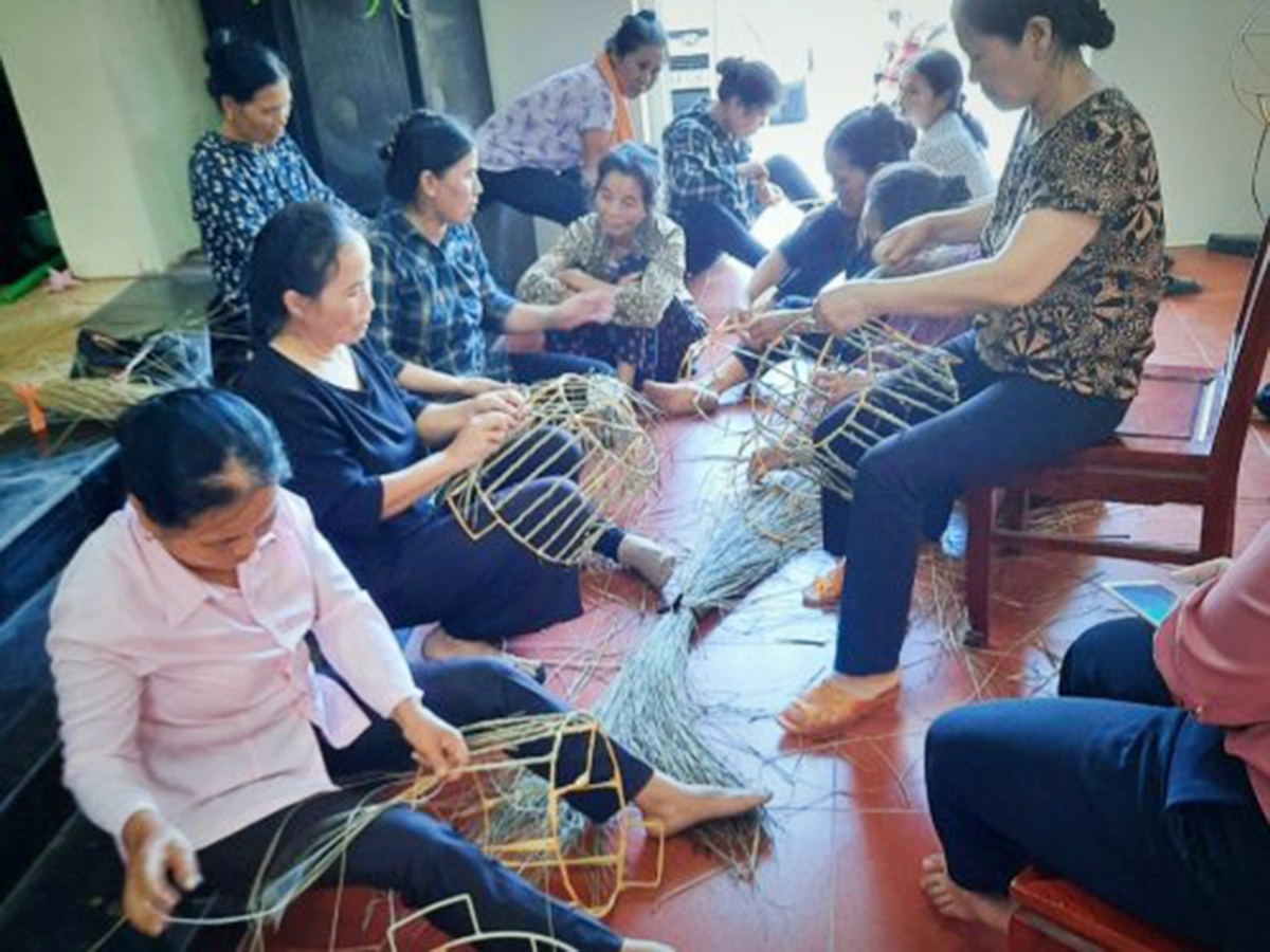 Lớp dạy nghề đan đát cho lao động nữ xã Hoằng Xuân đang tạo hiệu ứng tích cực (Ảnh TL).