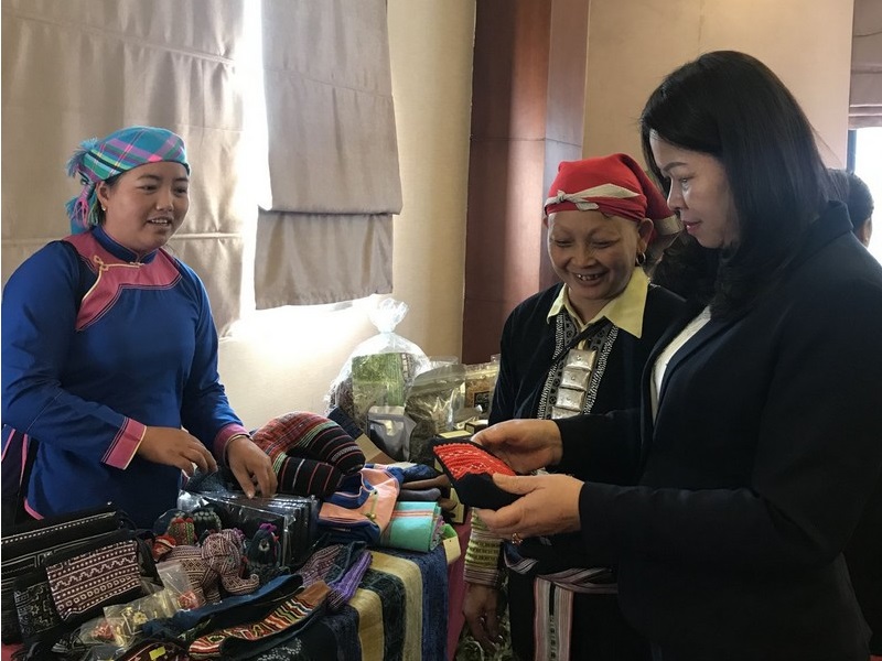 HTX Mường Hoa là nơi tạo việc làm cho không ít phụ nữ Giáy.