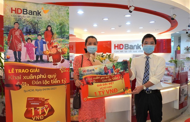 Chị Phạm Thị Bảo Khanh - Khách hàng HDBank vừa trúng 1 tỷ đồng tiền mặt qua chương trình tiết kiệm dự thưởng.