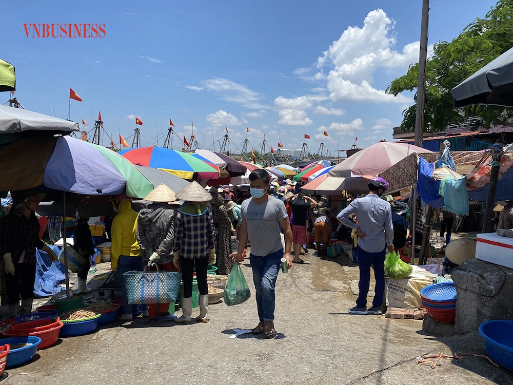 Đáng chú ý, đang trong mùa dịch, nhưng công tác phòng chống dịch ở đây chưa tốt, người mua - người bán hoạt động dày đặc, không có nước sát khuẩn ở khu vực chợ - cảng cá.