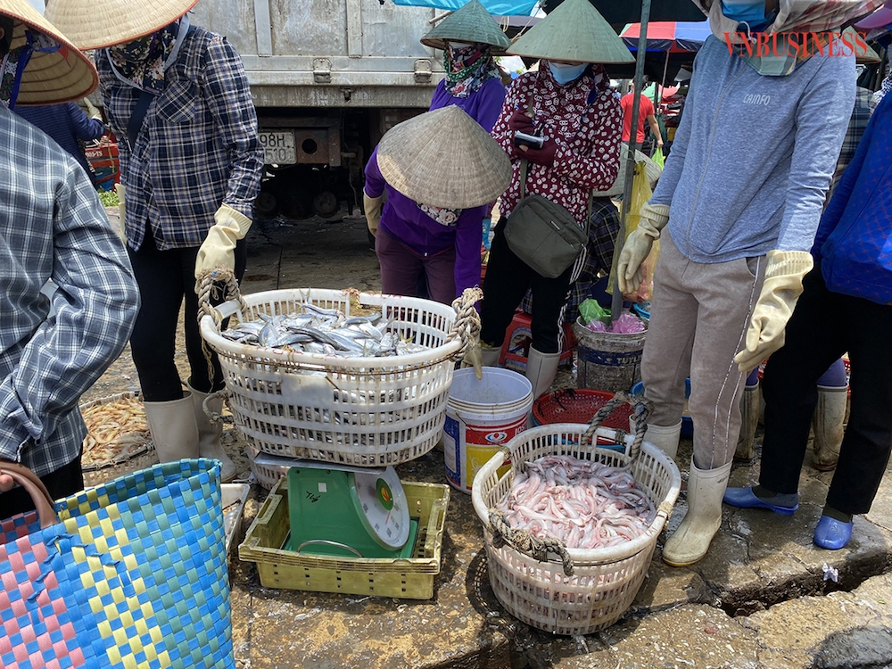 Ngay sau khi tàu cập cảng cá Tân Sơn, các loại cá, tôm được thương lái và người dân thu mua tại chỗ, đưa về các chợ đầu mối hoặc chế biến để phơi. Hầu hết các mặt hàng ở đây đều được tiêu thụ hết trong ngày.