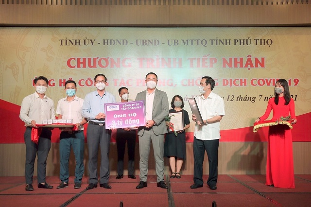 Ông Đỗ Việt Hùng – Phó Tổng giám đốc FLC trao tặng 3 tỷ đồng kinh phí hỗ trợ Phú Thọ trong công tác phòng chống dịch