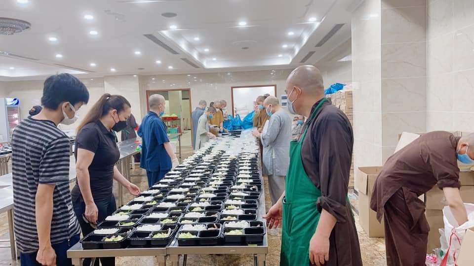 Chư Tăng Tổ Đình Vĩnh Nghiêm (TP. Hồ Chí Minh) miệt mài chuẩn bị những phần cơm đảm bảo dinh dưỡng, vệ sinh cho các y, bác sỹ, lực lượng chức năng chống dịch Covid-19 (ảnh TL).