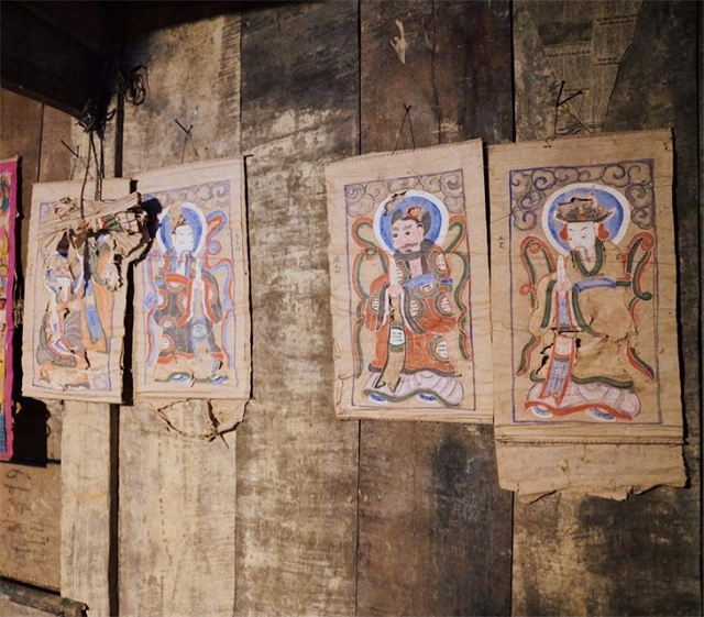 Những bức tranh thờ của người Dao bị hư hại. (Ảnh: TL).