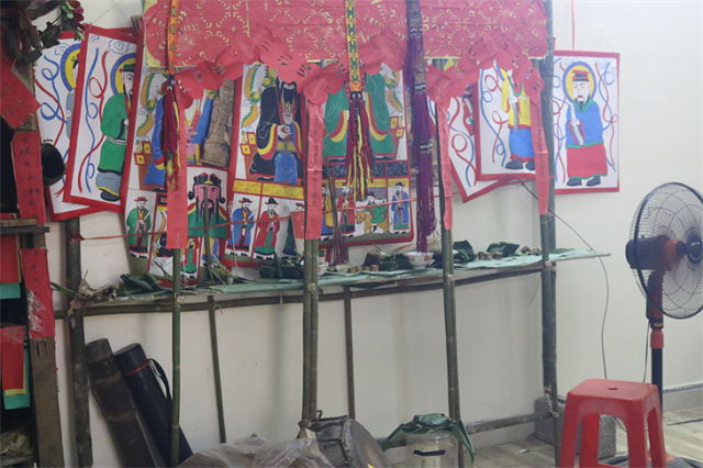 Những bức tranh mới trên chất liệu vải toan của nghệ nhân Bàn Văn Sâm. (Ảnh: TL).