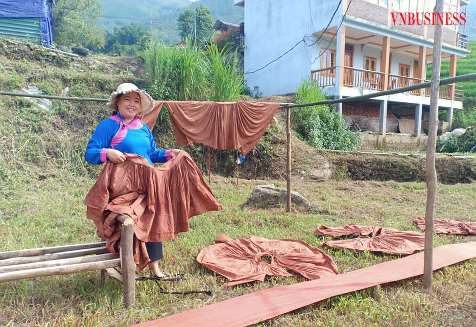 Chị Sùng Thị Lan, Giám đốc HTX Mường Hoa trực tiếp nhuộm và phơi sản phẩm.
