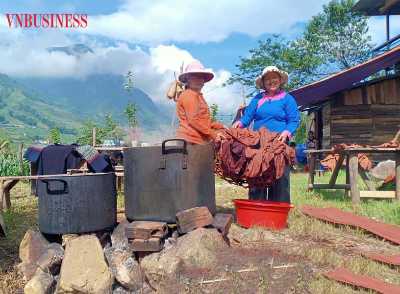 Công đoạn nhuộm thổ cẩm của HTX Mường Hoa.