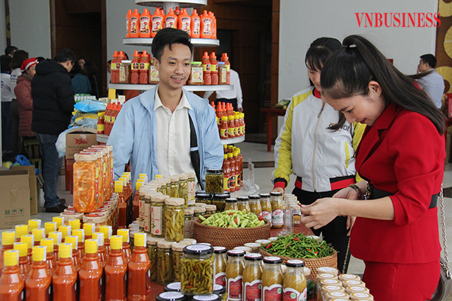 Tham gia các hội chợ trưng bày, giới thiệu sản phẩm sẽ giúp cho nông sản của các HTX tiếp cận thị trường, nâng cao giá trị.