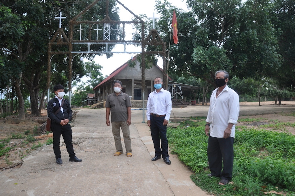 Các giáo dân ở Giáo xứ Kon Trang Mơ Nấy được tuyên truyền để tuân thủ tốt phòng chống dịch Covid-19.