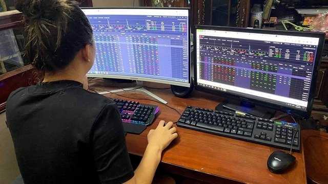 Nhiều nhà đầu tư đang cân nhắc việc rút khỏi tiền ra thị trường chứng khoán.