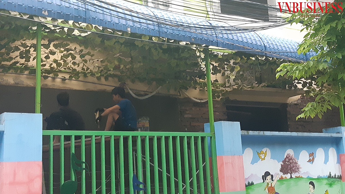 Công nhân đang thi công sửa chữa khu nhà phòng học