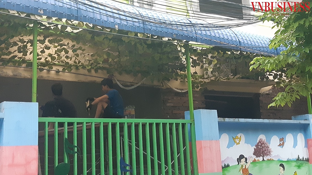 Công nhân đang thi công sửa chữa khu nhà phòng học