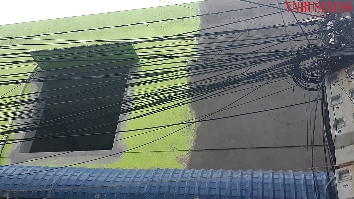 Tường phía ngoài phòng học cũng đang được cải tạo.