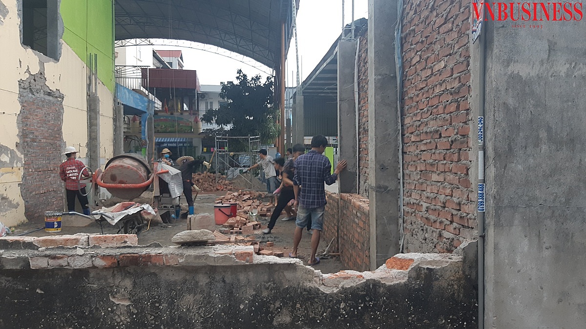 Khu bếp ăn đã được làm xong phần móng và cột tầng 1