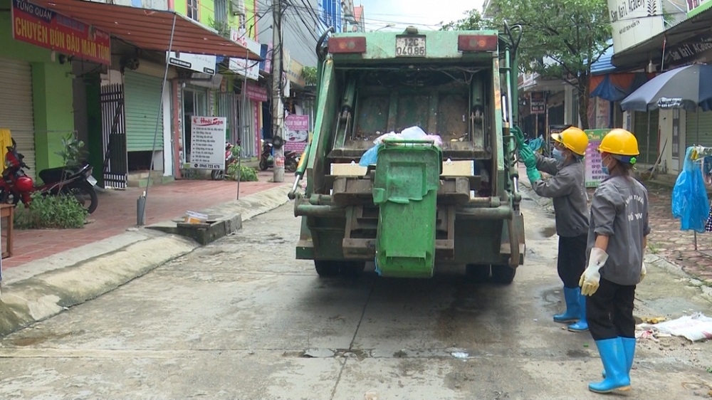 Người lao động của HTX thu gom rác thải tại khu dân cư.