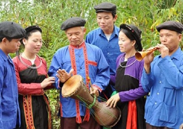 Nghệ nhân Sầm Văn Dừn đang truyền dạy Sình ca cho đội văn nghệ của mình (Ảnh:TL)