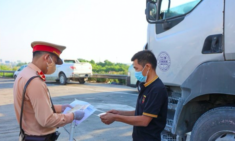 Không thực hiện kiểm tra đối với các phương tiện vận chuyển hàng hóa thiết yếu đã được dán giấy nhận diện có mã QR Code của ngành giao thông vận tải.