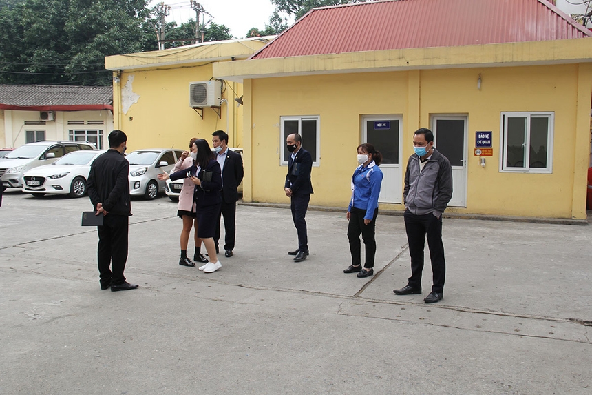 Các đơn vị khảo sát điểm bán hàng tại sân trước Liên minh HTX TP Hà Nội (172 Trần Phú, quận Hà Đông).