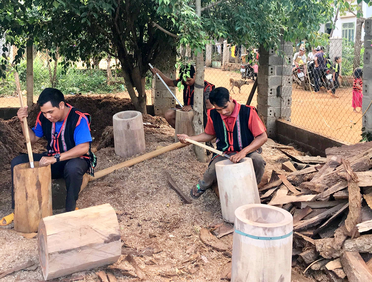 Nghề làm cối gỗ truyền thống ở Breng đang tạo thu nhập ổn định cho nhiều lao động dân tộc thiểu số ở địa phương.