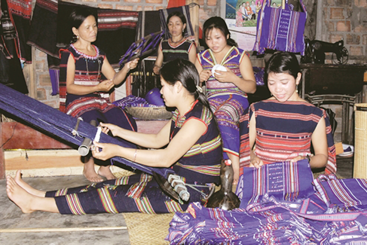 HTX dệt thổ cẩm Glar đóng góp tích cực trong công tác dạy nghề, tạo việc làm cho lao động ở Đak Đoa.