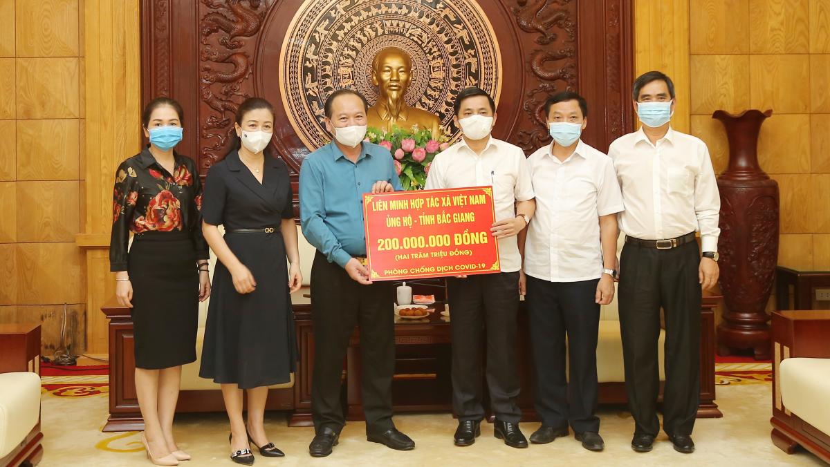 Phó Chủ tịch Liên minh Hợp tác xã Việt Nam Nguyễn Văn Thịnh trao tặng số tiền là 200 triệu đồng cho tỉnh Bắc Giang để hỗ trợ cho người dân bị ảnh hưởng dịch bệnh COVID-19 trong đó có thành viên của tổ hợp tác, hợp tác xã trên địa bàn.