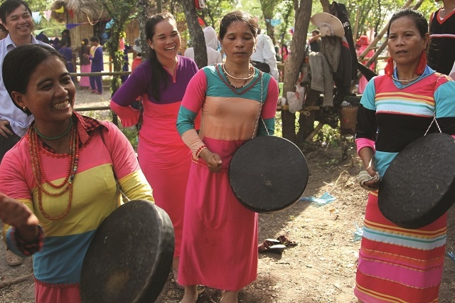 Thanh thiếu niên hiện nay hầu như không còn biết chế tác, sử dụng được các loại nhạc cụ dân tộc Raglai. (Ảnh: TL).