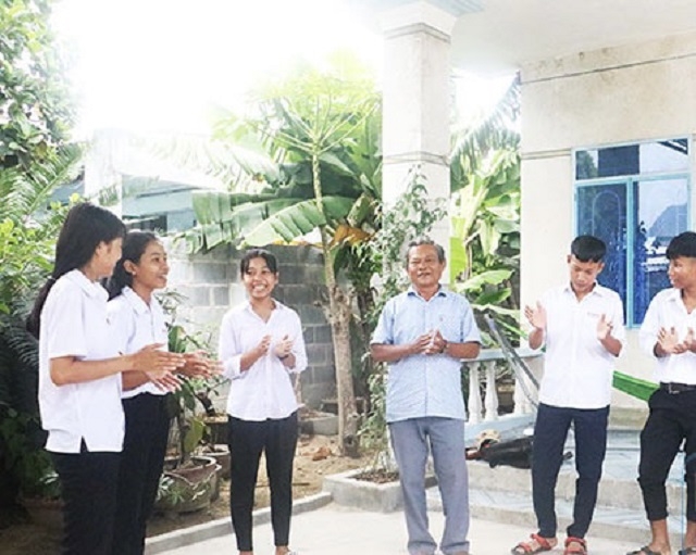 Nghệ nhân Cao Điệp Phới đang dạy hát cho các em học sinh. (Ảnh: TL).