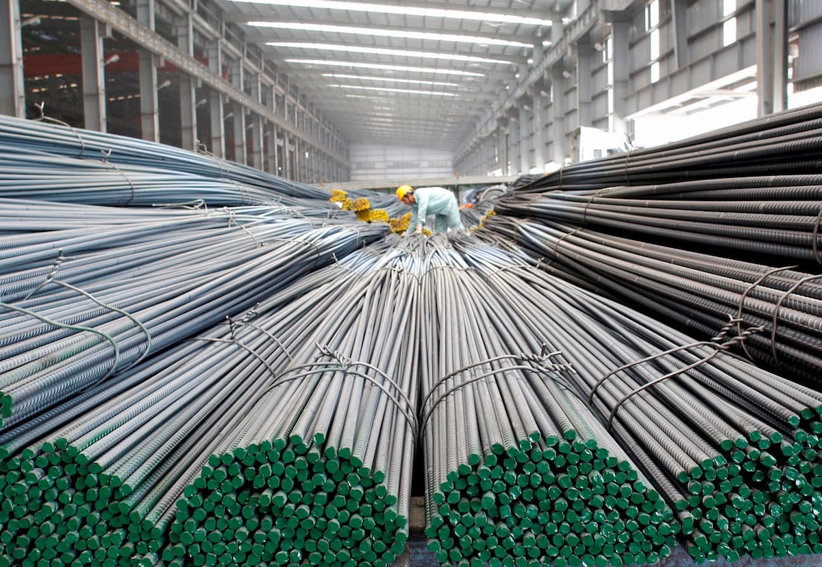 Các doanh nghiệp sản xuất thép trong nước cho biết, giá thép thành phẩm đang giảm từng ngày, thấp hơn so với các nước khác trong khu vực và thế giới.