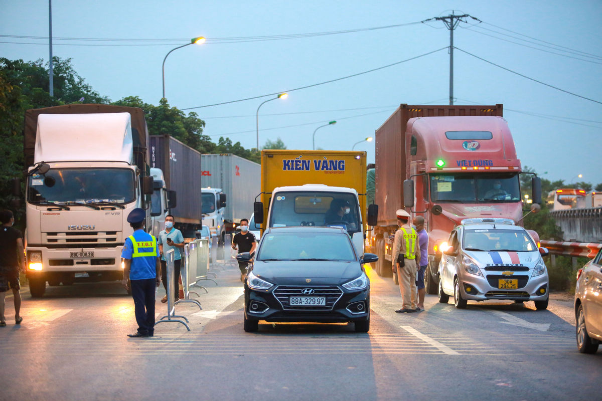 Vận chuyển hàng hóa đang gặp rất nhiều khó khăn do mỗi địa phương có cách hiểu khác nhau về quy định phòng chống dịch COVID-19.