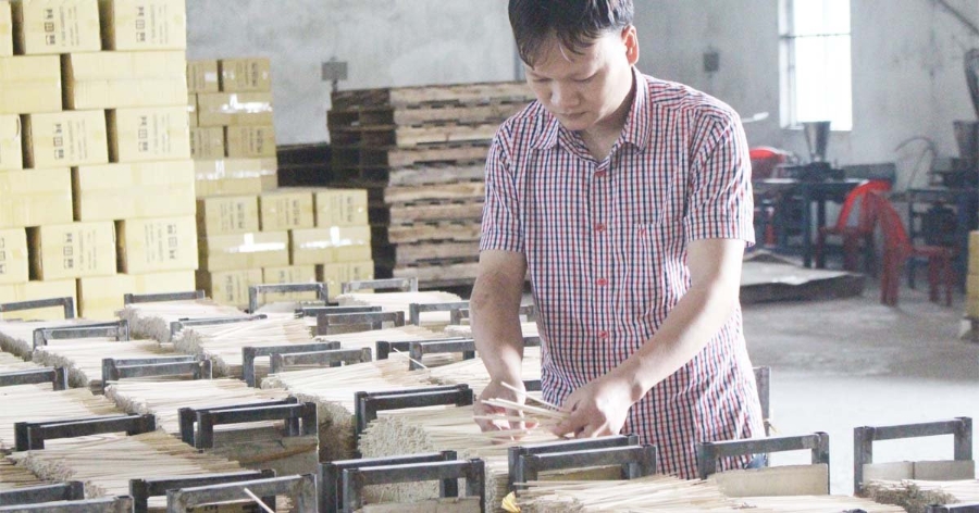 Sản phẩm hương tăm được đóng vào thùng để chuẩn bị xuất khẩu sang thị trường Ấn Độ.