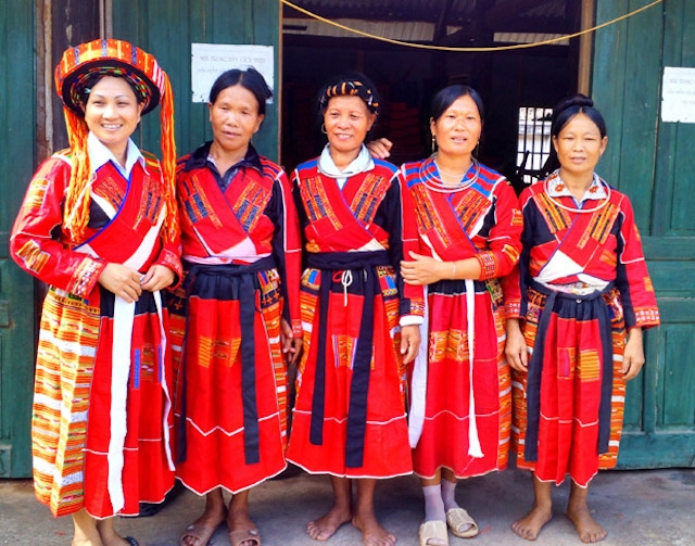 Nhiều chị em trong thôn, xã đăng ký tham gia vào HTX học nghề dệt thổ cẩm truyền thống.