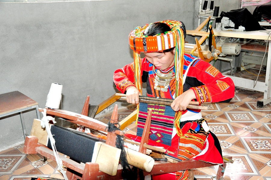 Để hoàn thành một bộ trang phục có khi kéo dài cả năm và đòi hỏi sự khéo léo, cần cù, sáng tạo của người phụ nữ Pà Thẻn.