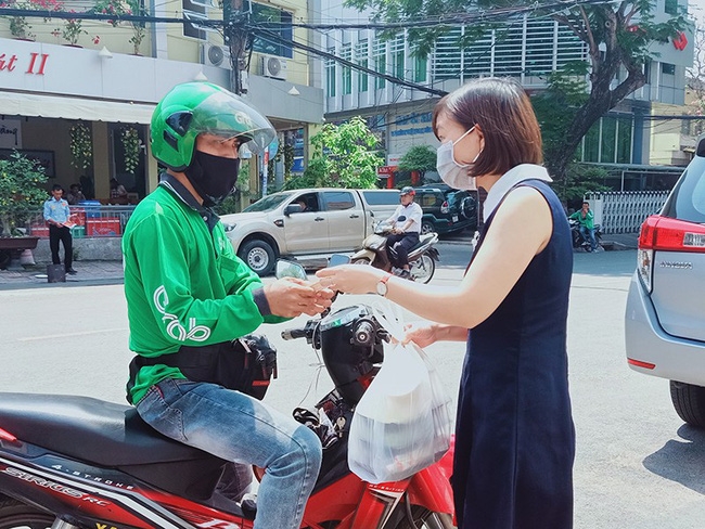 Việc thiếu nhân viên vận chuyển đang khiến khâu giao hàng cuối cùng tới người tiêu dùng gặp khó.