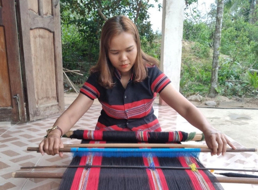 Nghề dệt thổ cẩm của đồng bào người Cơ Tu được duy trì nhằm bảo tồn giá trị văn hóa và phát triển du lịch.