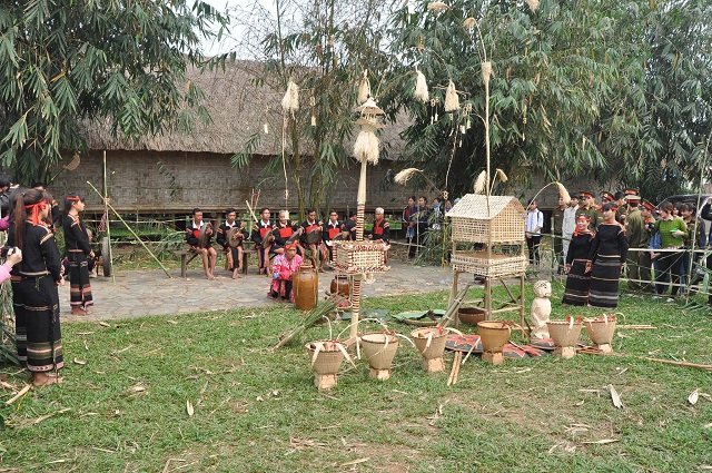 Các nghệ nhân buôn Đắk Tuôr tái hiện lễ cầu mưa. (Ảnh: TL).