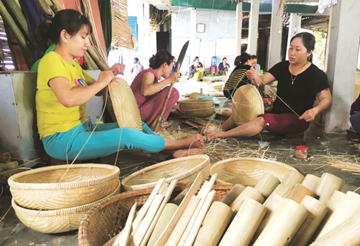 Làng nghề Bao La đang tạo việc làm, nâng cao thu nhập cho hàng trăm lao động (Ảnh TL).