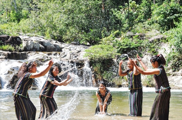 Phong cảnh hoang sơ của thác Đắk Tuôr thu hút nhiều du khách (Ảnh:TL).