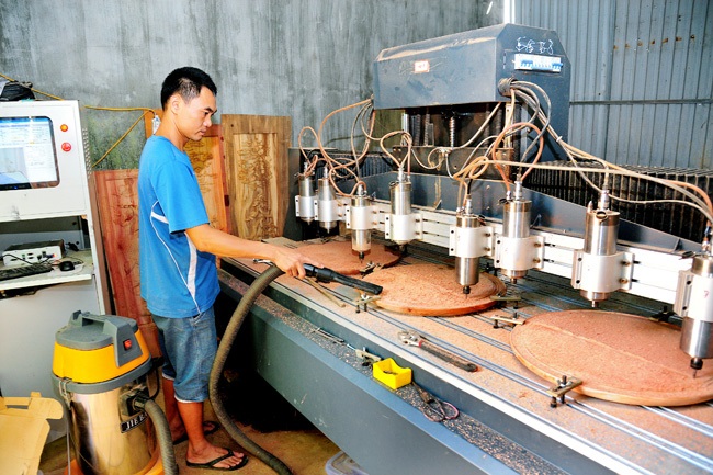 Máy móc hiện đại giúp giải phóng sức lao động và hạn chế ô nhiễm môi trường.