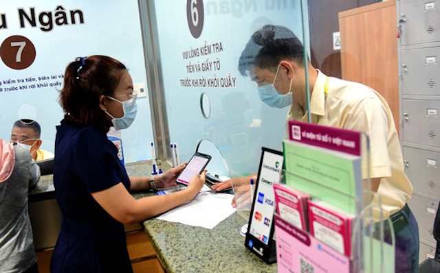 Người dân thanh toán tiền khám bệnh qua ngân hàng số. (Ảnh: Int)