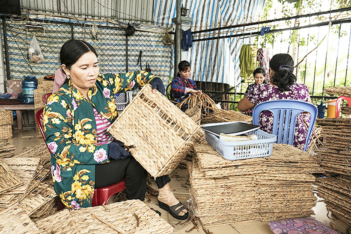 Nghề đan lục bình đang tạo việc làm cho hàng nghìn lao động nông thôn huyện Cao Lãnh (Ảnh TL).