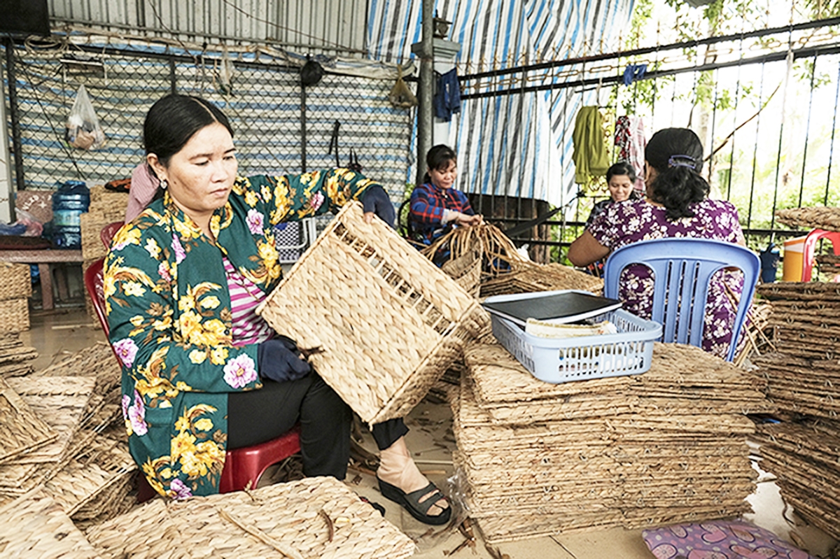 Nghề đan lục bình đang tạo việc làm cho hàng nghìn lao động nông thôn huyện Cao Lãnh (Ảnh TL).