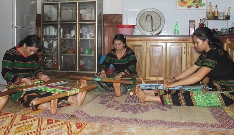 Tổ hợp tác dệt thổ cẩm Đăk Nia đang tạo thêm thu nhập cho nhiều chị em DTTS trong xã.