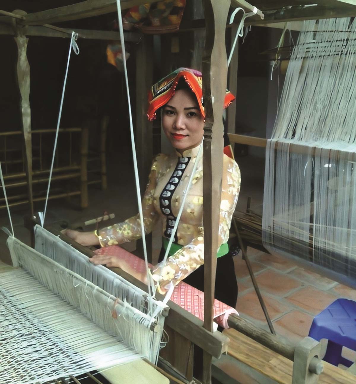 Chị Lò Thị Dị, Giám đốc HTX cho biết, để tạo ra các sản phẩm thổ cẩm dệt bằng tay cần nhiều công đoạn, từ nguyên liệu, kéo sợi, nhuộm vải, dệt vải, đòi hỏi sự khéo léo, kiên trì, tỉ mỉ.