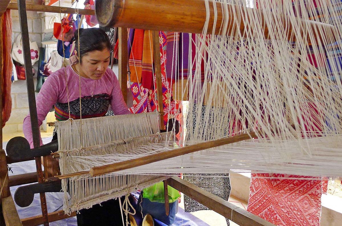 Được công nhận là sản phẩm OCOP 4 sao của tỉnh Hòa Bình, các sản phẩm dệt của các dân tộc Thái, Mường góp phần nâng cao giá trị, tạo việc làm, thu nhập cho phụ nữ địa phương.