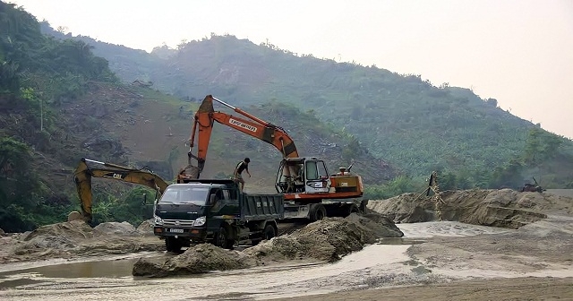 Hoạt động khai thác mỏ đá ở HTX Phương Nhung đã tạo nhiều việc làm cho lao động tại địa phương.